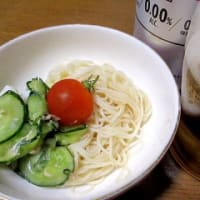 田んぼの畔に咲くタンポポのお花に紋白蝶