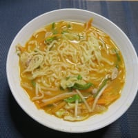 牛乳屋の味噌ラーメン、炊屋食堂の田舎定食・・・庶民の味。