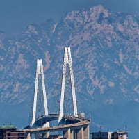 富山の旅　３　新湊大橋と剱岳
