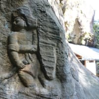 鵜殿窟　蛇を手にした制多迦童子