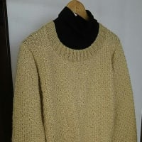模様編みの黄色セーター