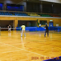 スポーツセンターアリーナでテニス。
