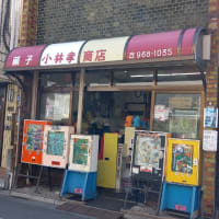 ビン入りのコーラとオレンジジュース