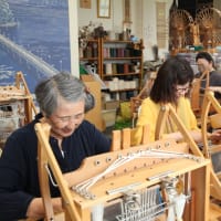 大阪からの４人姉妹が手織体験にやって来た