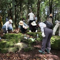 空海さまのお墓には、立派な祭壇石がありました