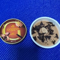 GODIVAのミルクチョコレートから。