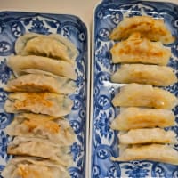 うちのごはん　　サラダ　 と　餃子