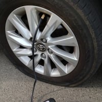 ノアがパンク ～ 今どきの車はスペアタイヤなんて積んでないけど