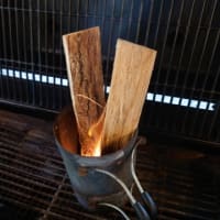 ビールを飲みながらチャーブロイルに火を入れて