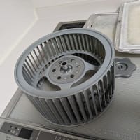 梅雨の合間に換気扇の掃除
