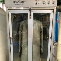クリーニングの仕事もしてます。(笑)今回はコートに付いた血液の除去です。