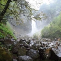 雨に煙る平湯大滝と銚子の滝