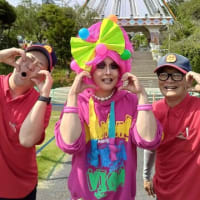 「カラふるボンバー」の店主カラフルちゃん