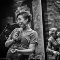 フィンランドのJazzボーカリスト、ニナ・マイアによる "Afro Blue"