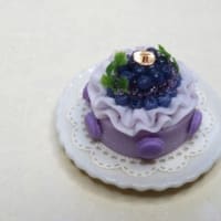 ミニチュアのホールケーキ