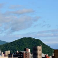 2025.06.17(火)AM06:44の藻岩山・平和祈念塔・手稲山・三角山・円山