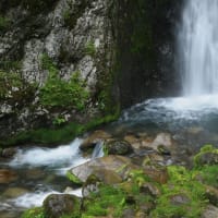 雨に煙る平湯大滝と銚子の滝