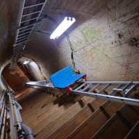 ダム改修工事　地下階段へ荷揚げ用リフト設置