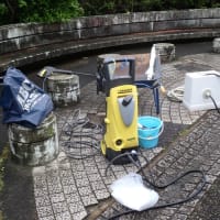 遊歩道のベンチを洗浄
