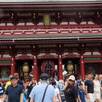 梅雨時の雨の合間に浅草寺辺りを歩いて「神谷バー」で昼酒を楽しんだ。