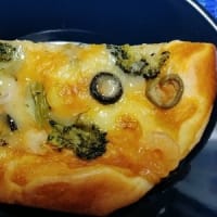 【06/25おやつ】ピザパンハーフ、ブロッコリーにオリーブに小エビ入りなんだね：D