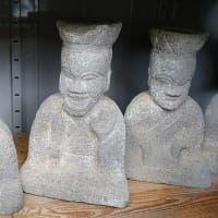 プレハブ物置に納まった「十王」