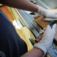 魚を捌く小学六年生