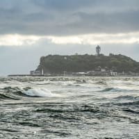 湘南点景【稲村ケ崎】荒れ模様の海でみた誰かが残していった遊びの痕跡