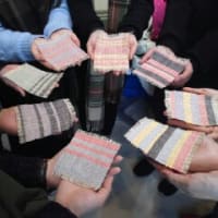 香港から手織りコースター体験