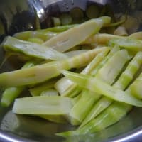 これは贅沢？冷たいタケノコ肉蕎麦