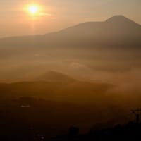 朝焼けの光の中で-長野県諏訪市：霧ヶ峰
