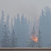 2024年7/22　カナダ西部アルバータ州では、国立公園で山火事が起き観光拠点として知られる町、ジャスパーに火が迫り、当局の指示を受け、住民や観光客およそ2万5000人が避難