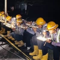 ヘルメットのヘッドライトの灯りを頼りに路上で食事　電力復旧に奔走する台湾の作業員たち