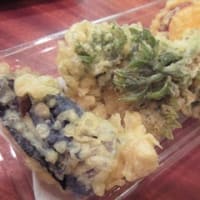 「やくらい薬師の湯（やくらいの湯）」で、手作り感満載の日替わり弁当、天ぷら、きのこのバターソテー