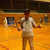 スポーツセンターアリーナでテニス。