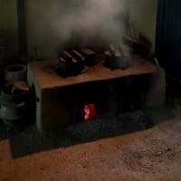 茅葺の建物には燻煙作業が欠かせません