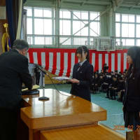 卒業式を前に表彰式・卒業記念品贈呈
