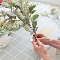 夏のドア飾りレッスン　白いひまわりのスワッグとお仏花