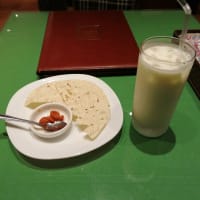 ご馳走にインド映画が付いてくる