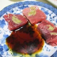 質素に少量-今日も元気----イカの醬油焼、イチゴ＋栄養補助ドリンク、喜多方ラーメン、鰹のタタキ、マグロの刺身