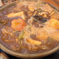 人気「味噌煮込みの角丸」の味噌煮込み梅もち！