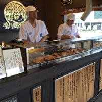 まだまだ暑い日が続くけど たこ焼きも食べたいし 鯛焼きもほしいし…かき氷もいいな、全部100円！（税込み）