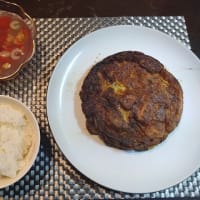 スパニッシュオムレツと中華風の冷たいスープ