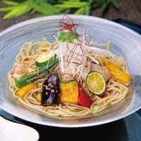 夏の季節限定！彩り鮮やか！胡麻の風味香る「夏野菜のピリ辛冷しゃぶ蕎麦」です。