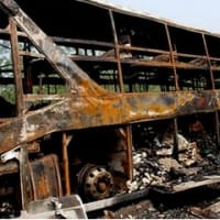 中国中部の高速道路で2階建てバスが炎上、41人が死亡