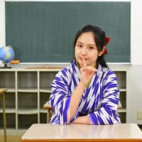 【フリー素材】袴姿の女学生、塾講師
