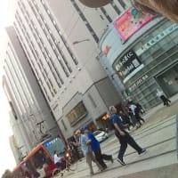小雨の中を路面電車で向かう収録日