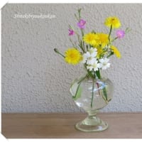 ＊清楚な野バラ＊ブタナと夕化粧を合わせてガラスの花器に入れてみました♪