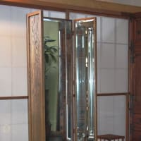 浴衣姿を鏡で見る