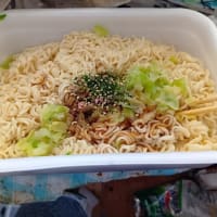 ６５歳になって生まれて初めてペヤングの焼きそばを食べました。超大盛です。おいしくはありませんでしたがおなかが膨れました。